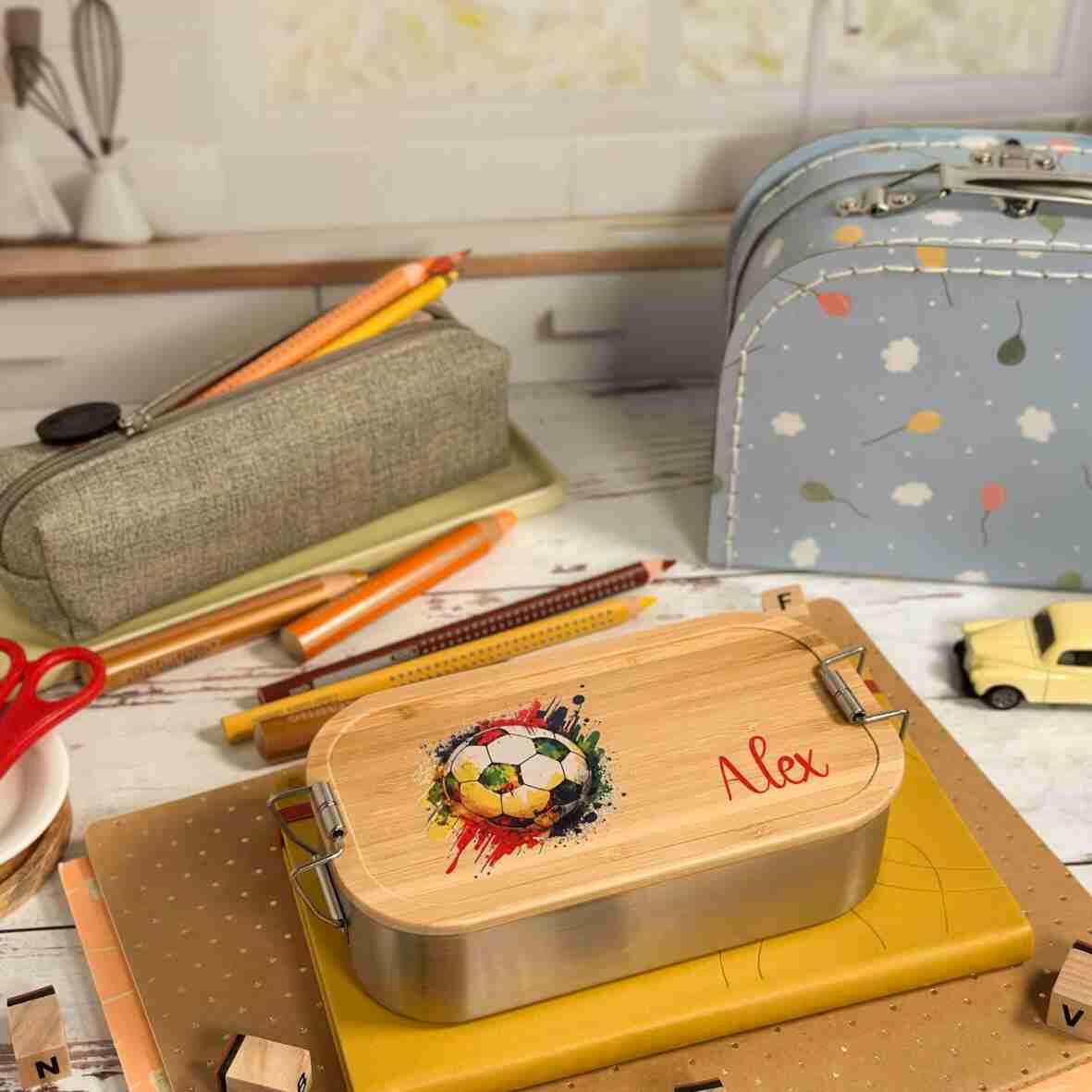 Personalisierte Brotdose Fußball 2, farbig bedruckt - Edelstahl mit Bambusdeckel.