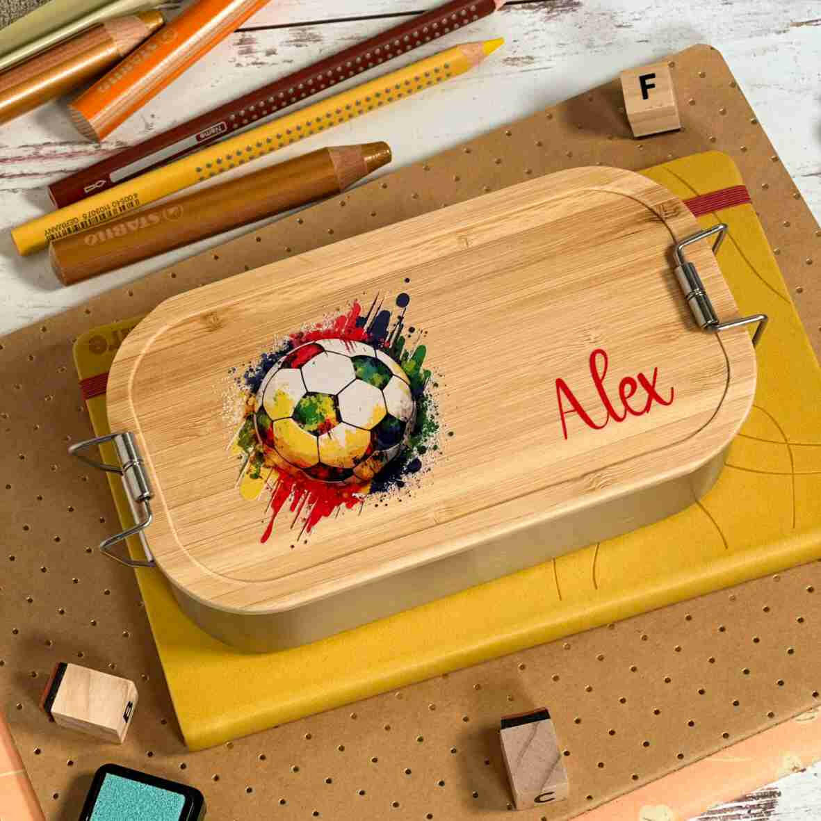 Personalisierte Brotdose Fußball 2, farbig bedruckt - Edelstahl mit Bambusdeckel.