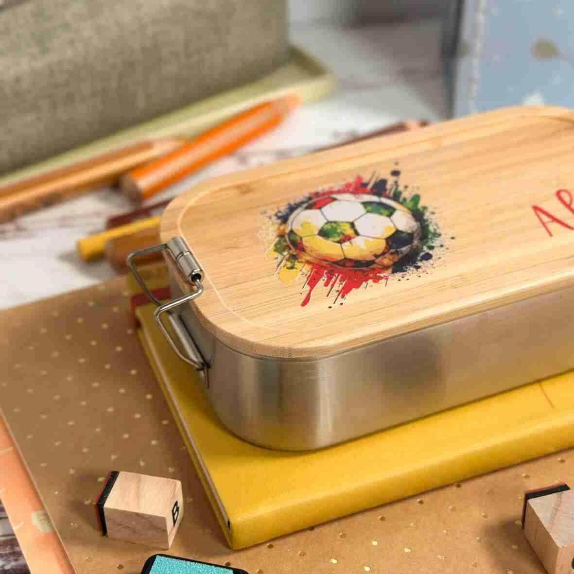 Personalisierte Brotdose Fußball 2, farbig bedruckt - Edelstahl mit Bambusdeckel.