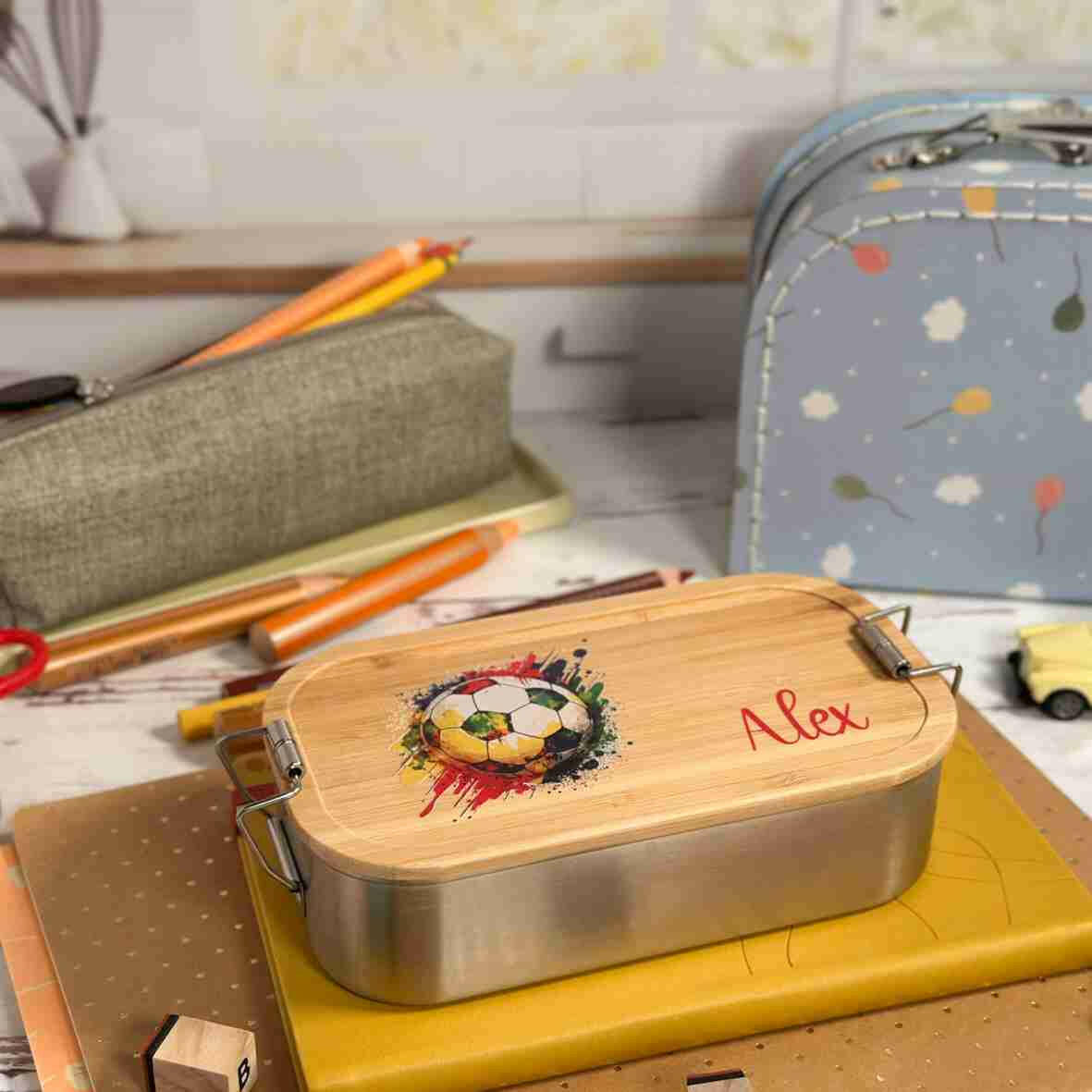 Personalisierte Brotdose Fußball 2, farbig bedruckt - Edelstahl mit Bambusdeckel.