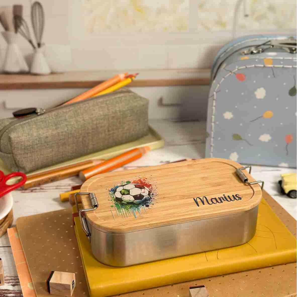 Personalisierte Brotdose Fußball 1, farbig bedruckt - Edelstahl mit Bambusdeckel.