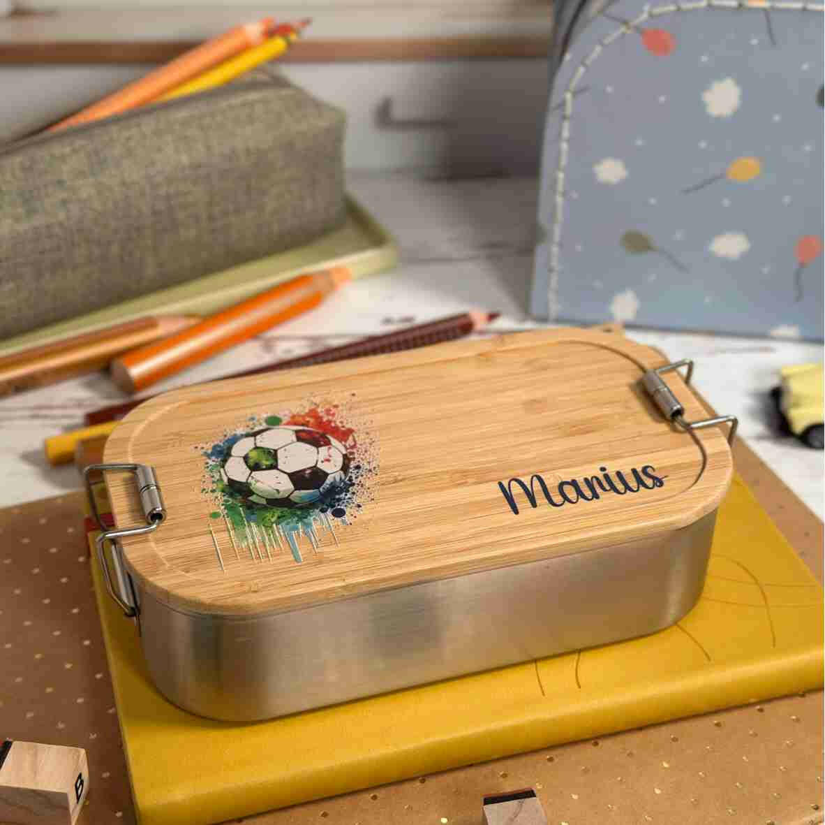 Personalisierte Brotdose Fußball 1, farbig bedruckt - Edelstahl mit Bambusdeckel.