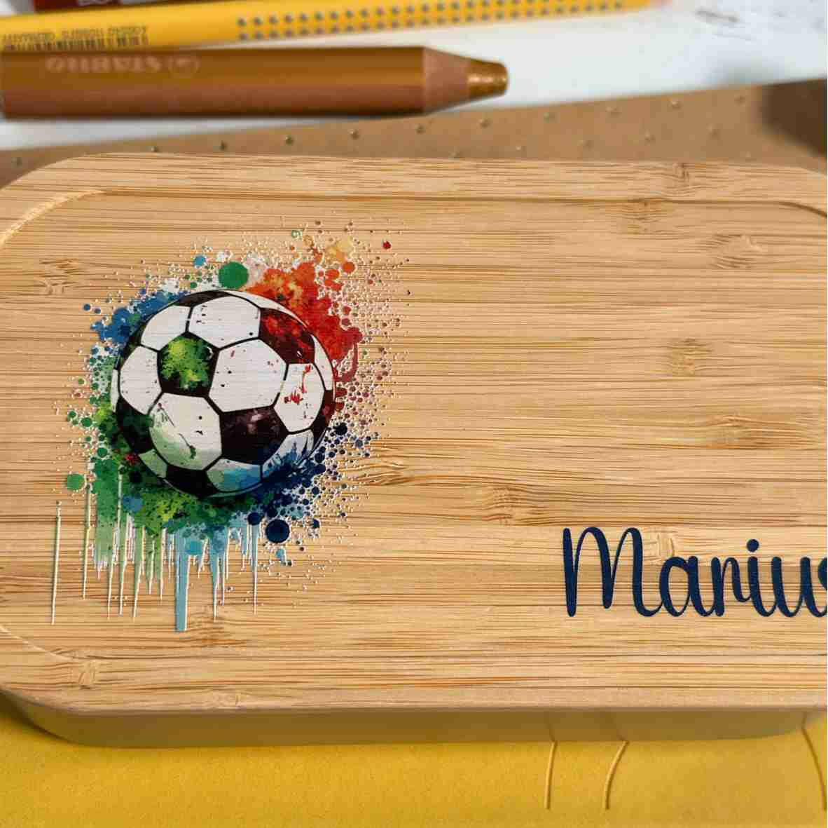 Personalisierte Brotdose Fußball 1, farbig bedruckt - Edelstahl mit Bambusdeckel.