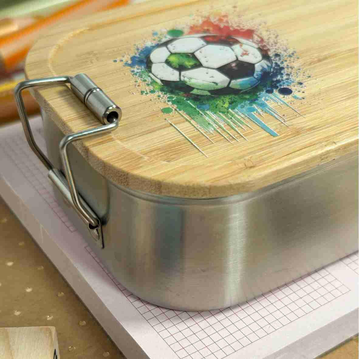 Personalisierte Brotdose Fußball 1, farbig bedruckt - Edelstahl mit Bambusdeckel.