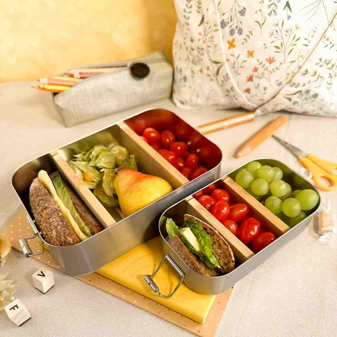 Personalisierte Brotdose Fußballspieler - Edelstahl mit Bambusdeckel.