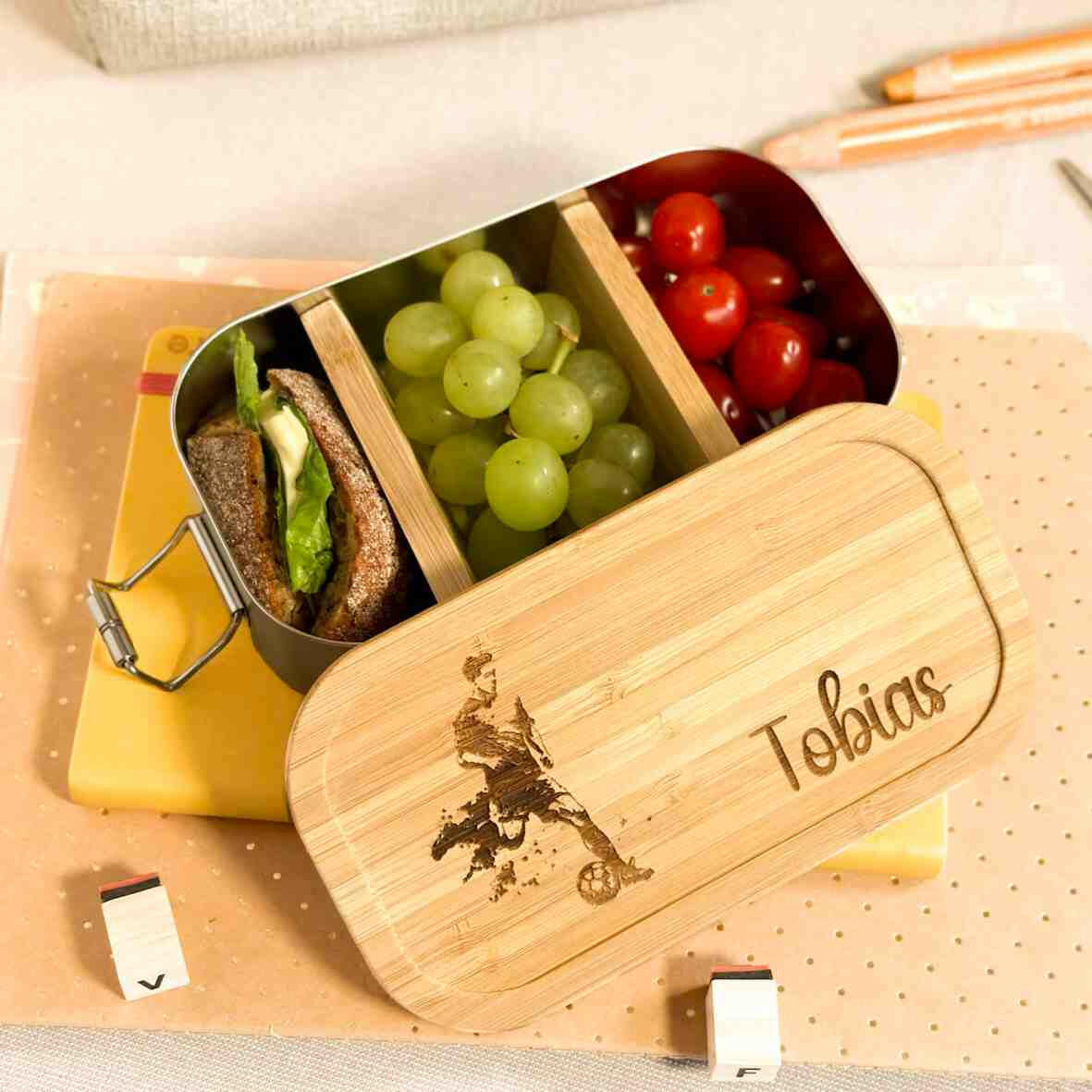 Personalisierte Brotdose Fußballspieler - Edelstahl mit Bambusdeckel.