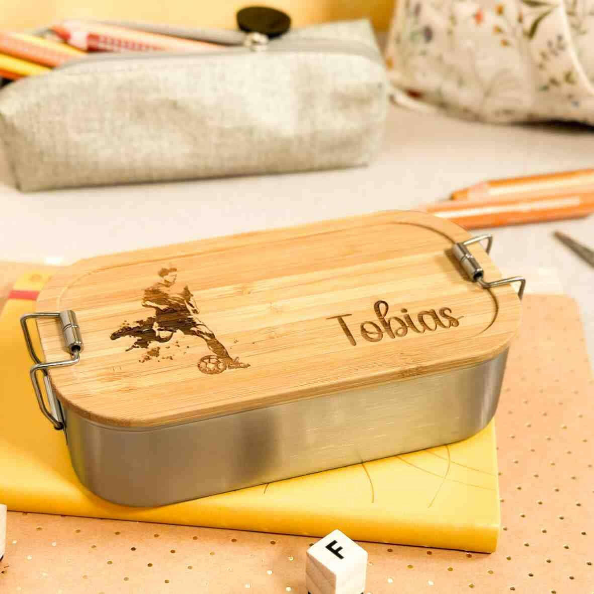 Personalisierte Brotdose Fußballspieler - Edelstahl mit Bambusdeckel.