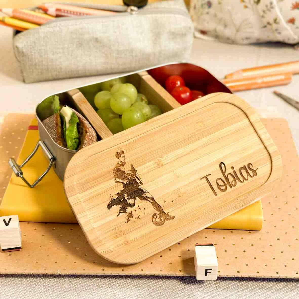 Personalisierte Brotdose Fußballspieler - Edelstahl mit Bambusdeckel.