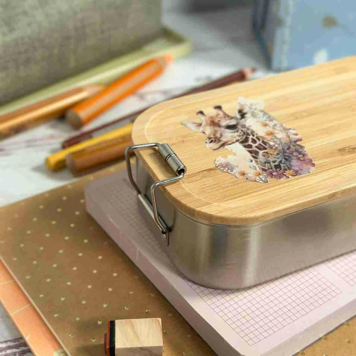 Personalisierte Brotdose Giraffe, farbig bedruckt - Edelstahl mit Bambusdeckel.