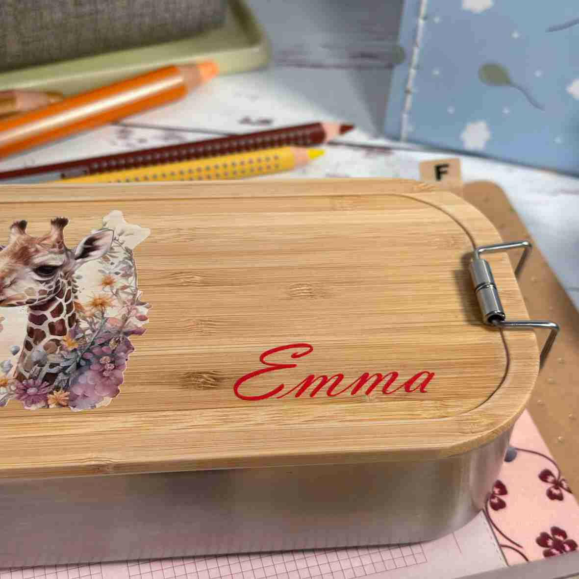 Personalisierte Brotdose Giraffe, farbig bedruckt - Edelstahl mit Bambusdeckel.
