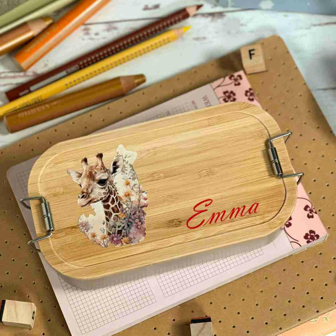 Personalisierte Brotdose Giraffe, farbig bedruckt - Edelstahl mit Bambusdeckel.