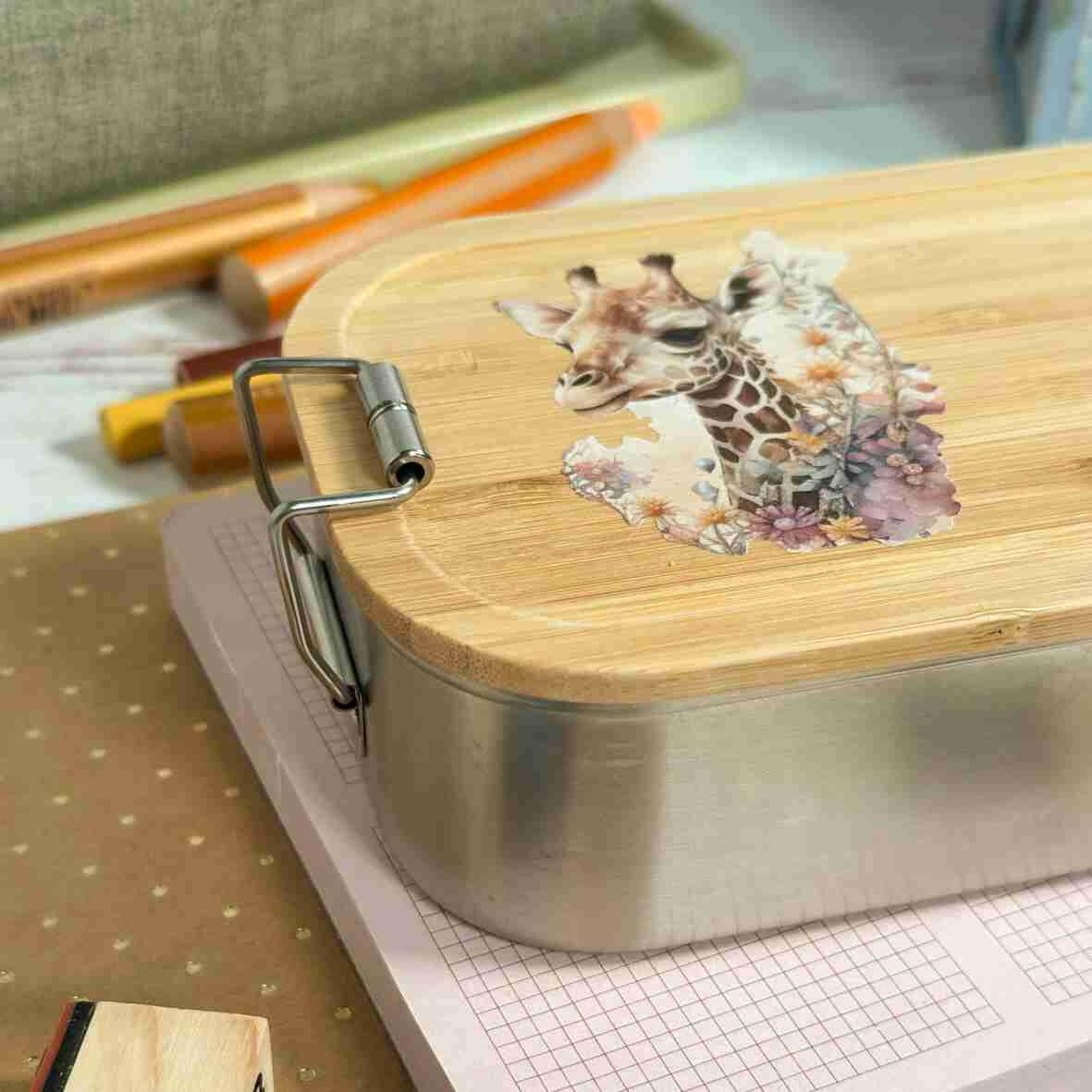 Personalisierte Brotdose Giraffe, farbig bedruckt - Edelstahl mit Bambusdeckel.