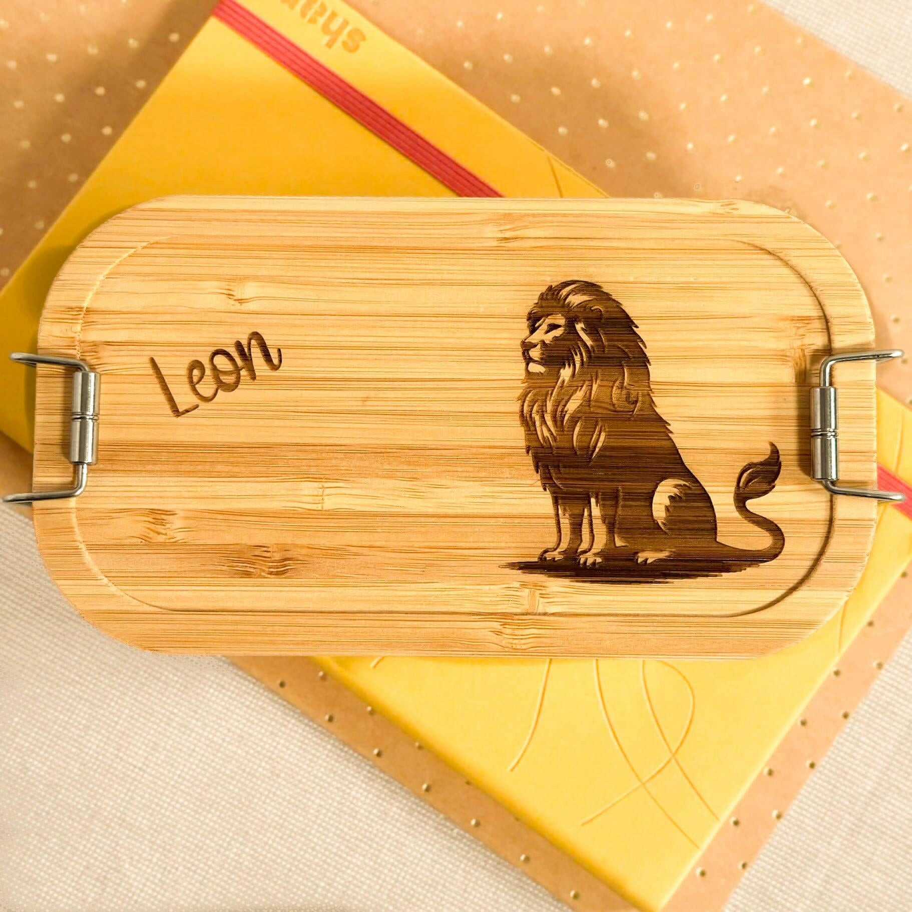 Personalisierte Brotdose Löwe - Edelstahl mit Bambusdeckel.