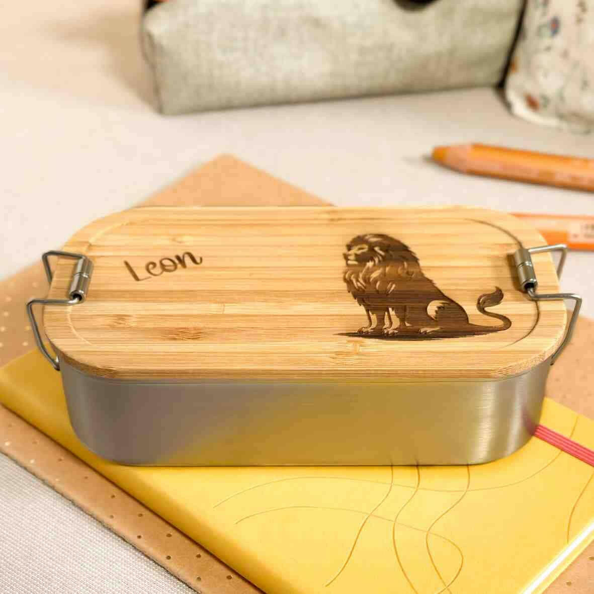 Personalisierte Brotdose Löwe - Edelstahl mit Bambusdeckel.