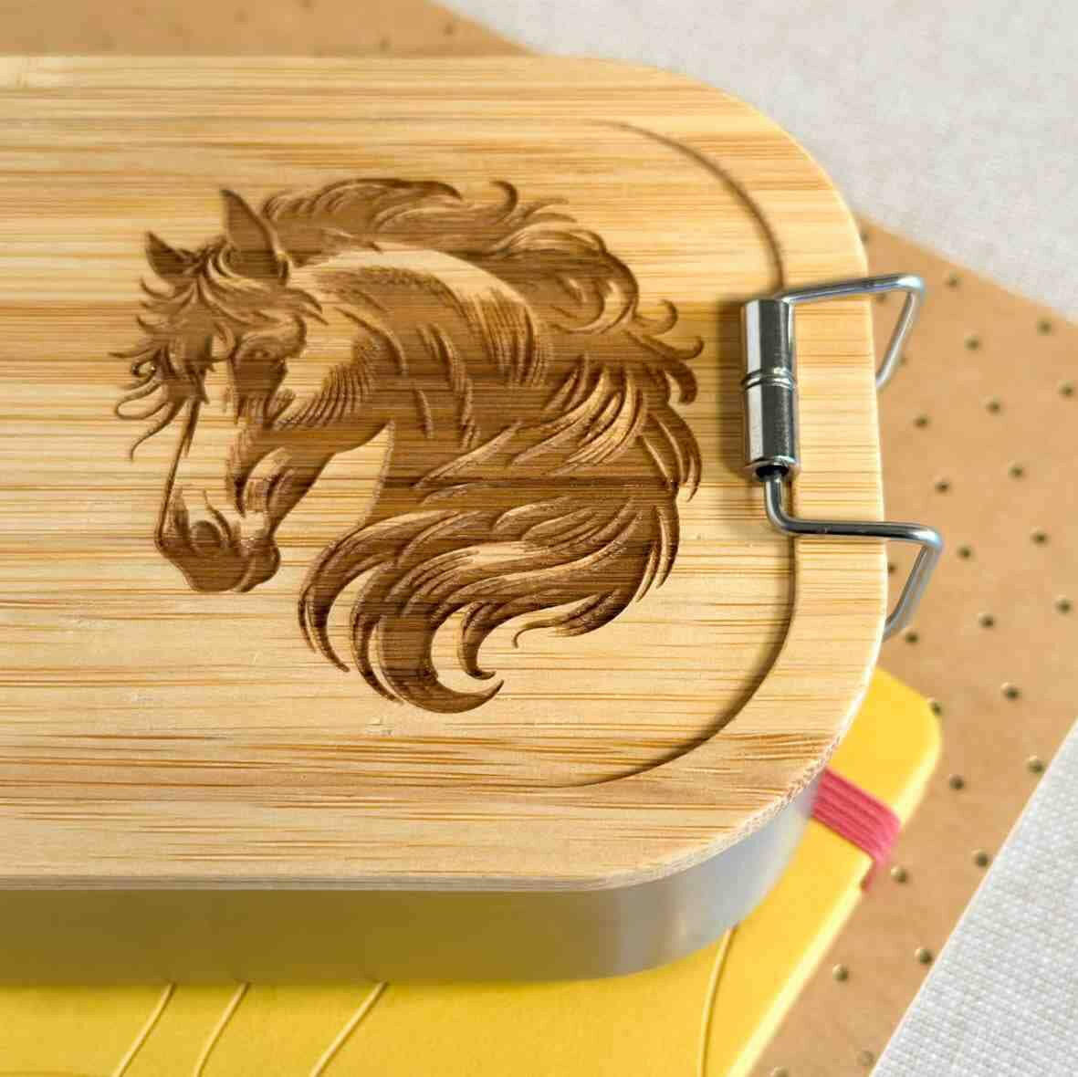 Personalisierte Brotdose Pferd - Edelstahl mit Bambusdeckel.