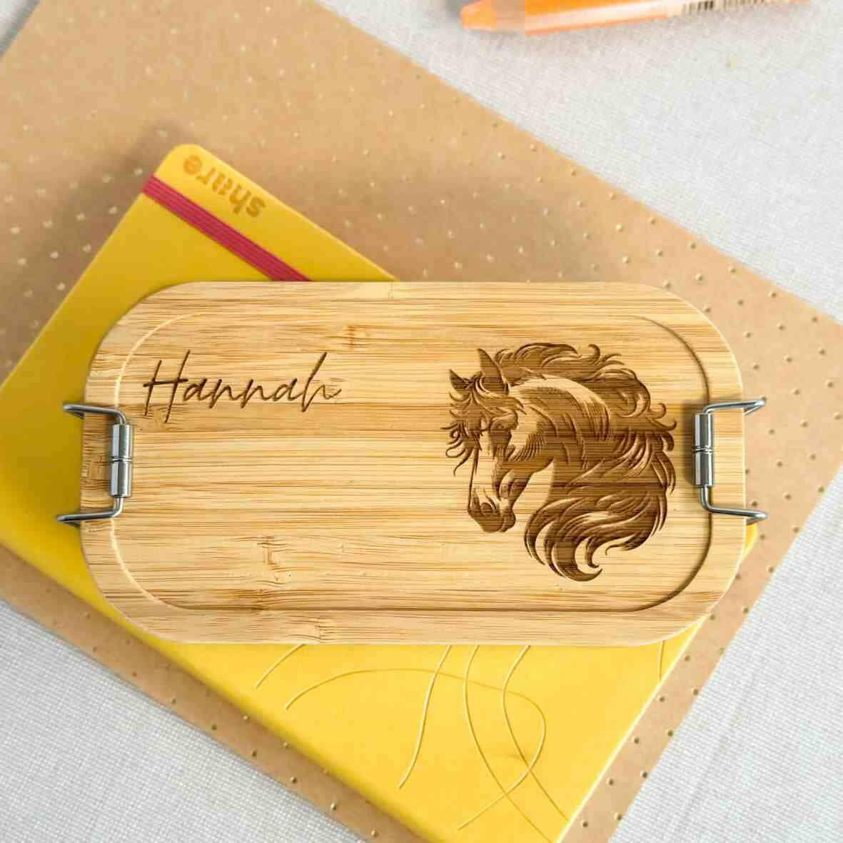 Personalisierte Brotdose Pferd - Edelstahl mit Bambusdeckel.