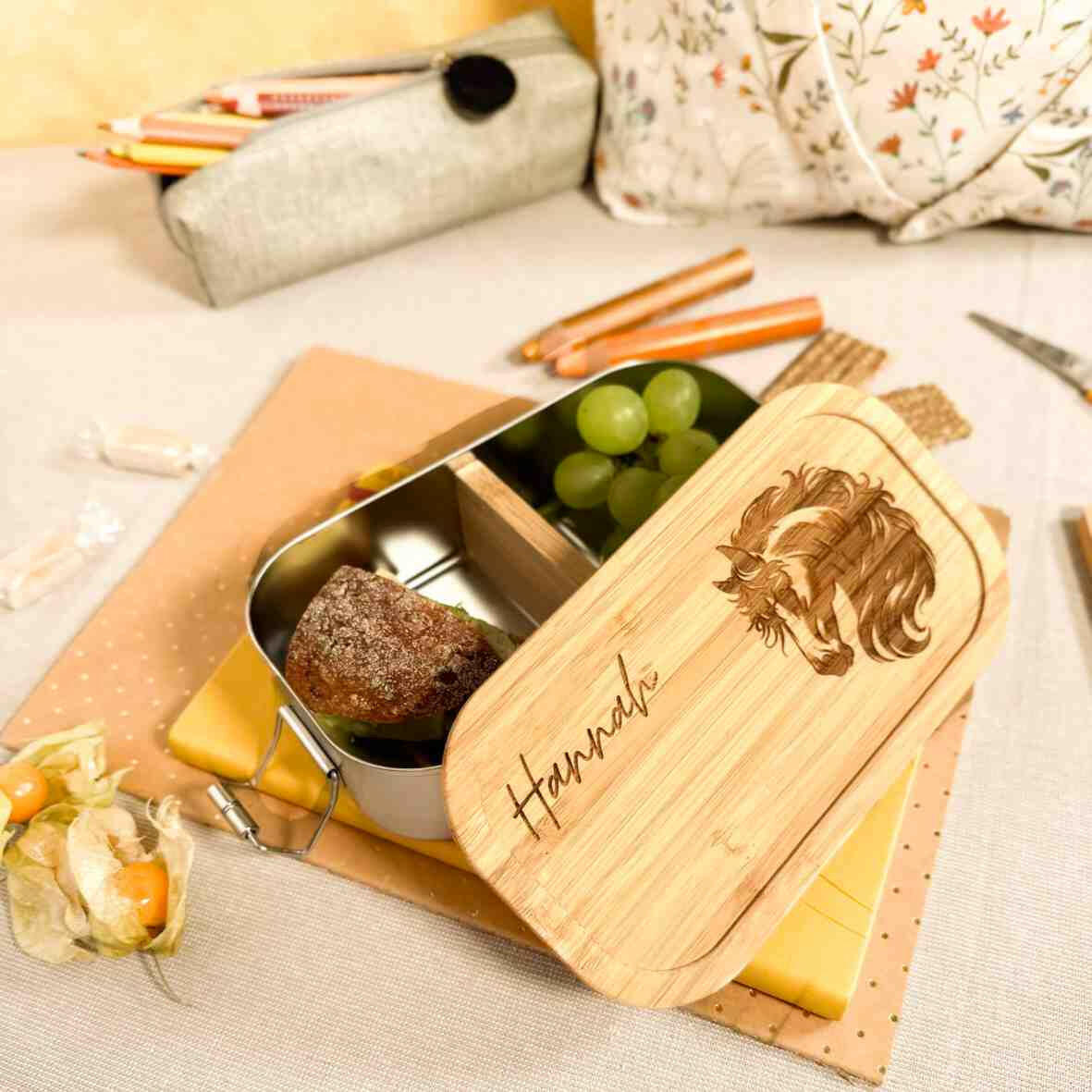 Personalisierte Brotdose Pferd - Edelstahl mit Bambusdeckel.