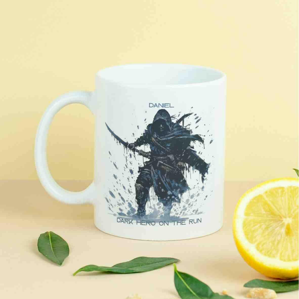 Personalisierte Tasse Dark Hero-Grafik.