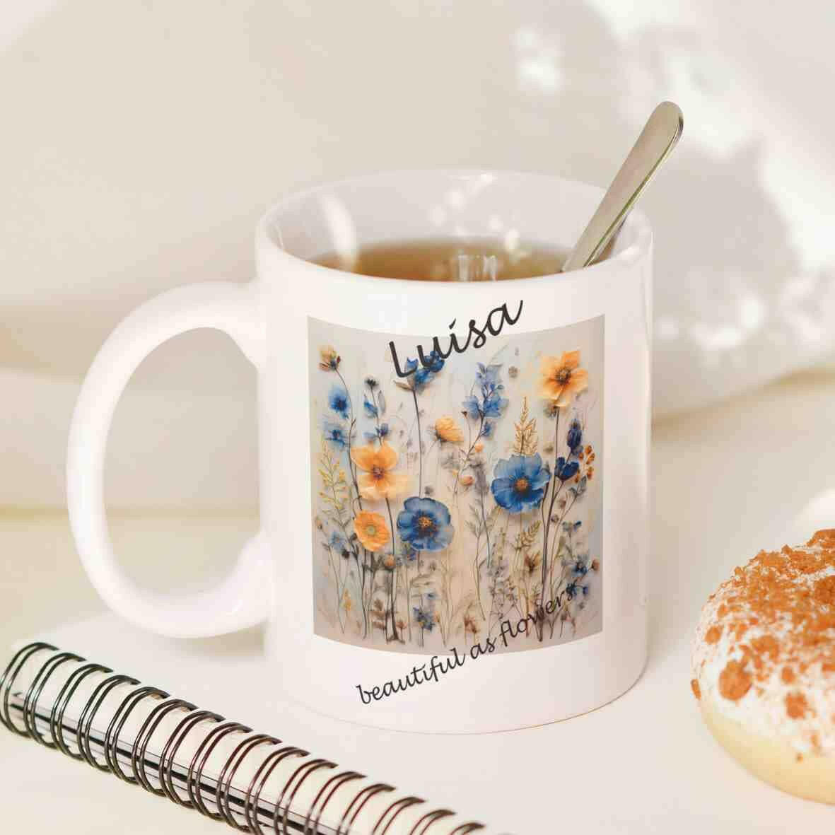 Personalisierte Tasse gepresste Kornblumen-Grafik.