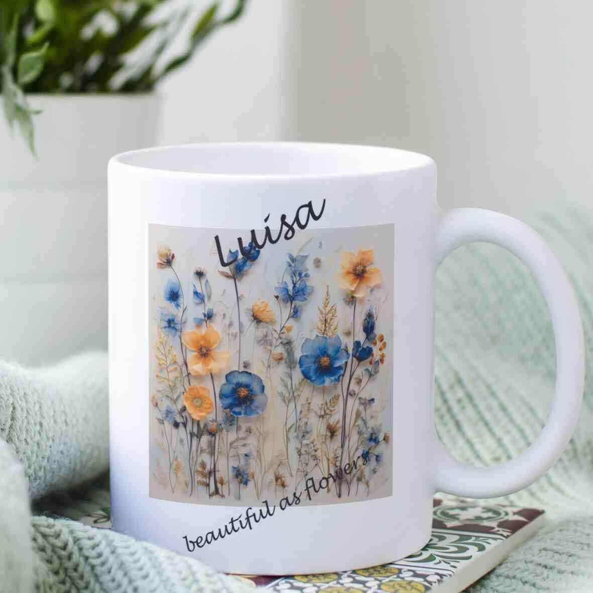 Personalisierte Tasse gepresste Kornblumen-Grafik.