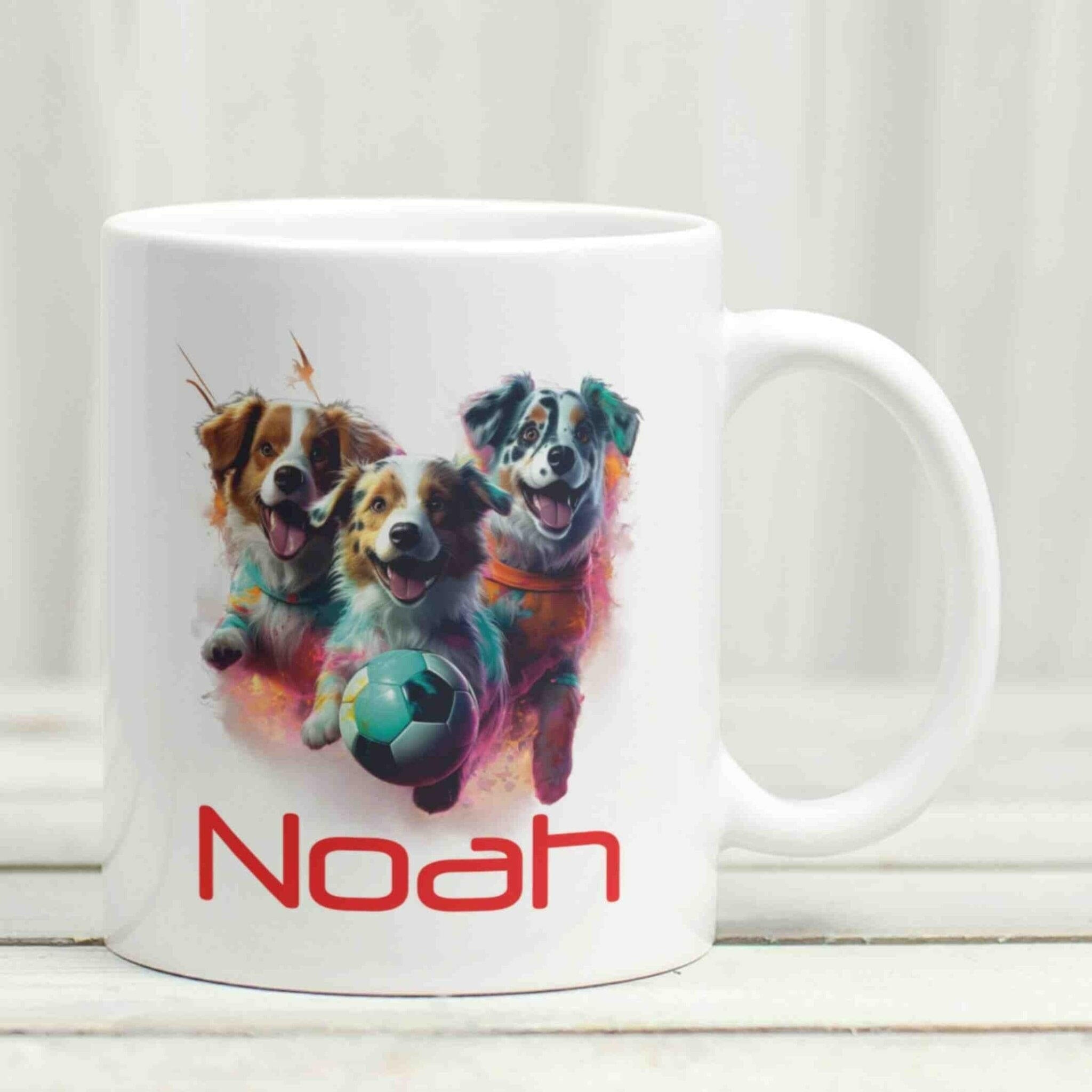 Personalisierte Tasse Hunde spielen Fußball.