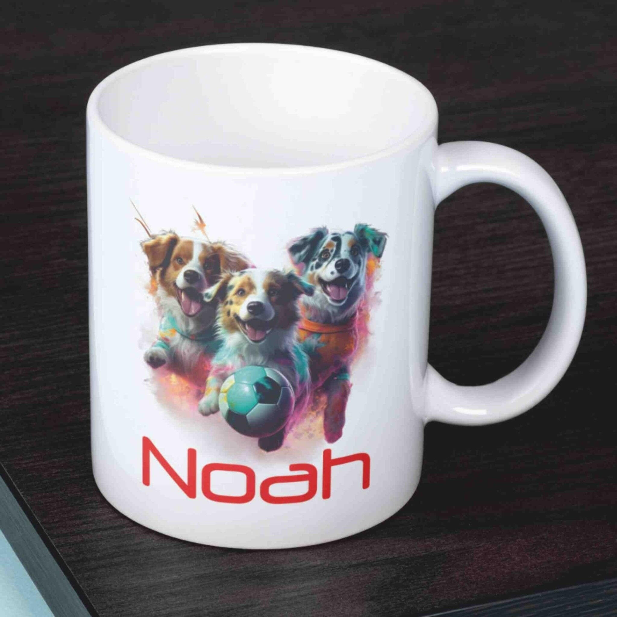 Personalisierte Tasse Hunde spielen Fußball.
