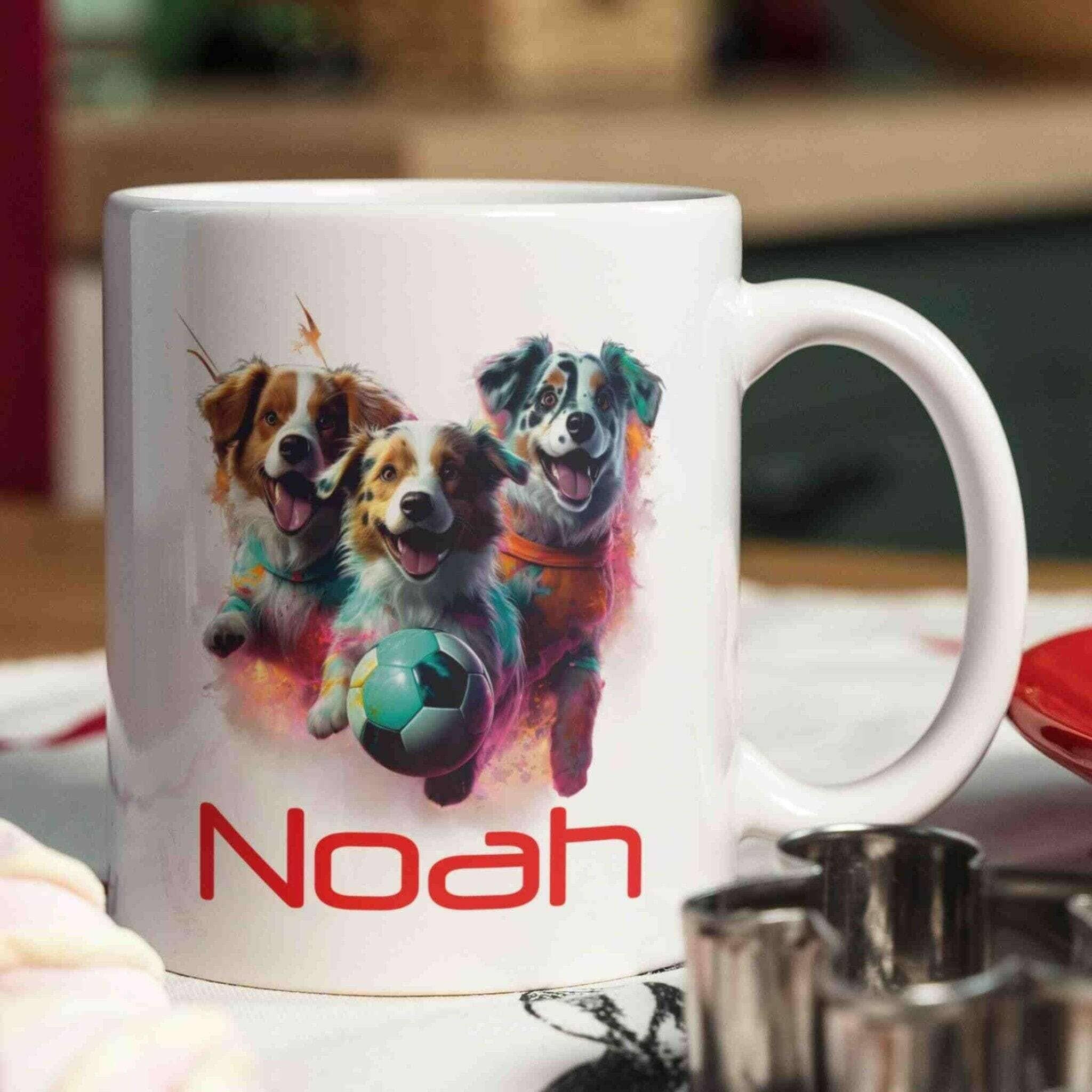Personalisierte Tasse Hunde spielen Fußball.