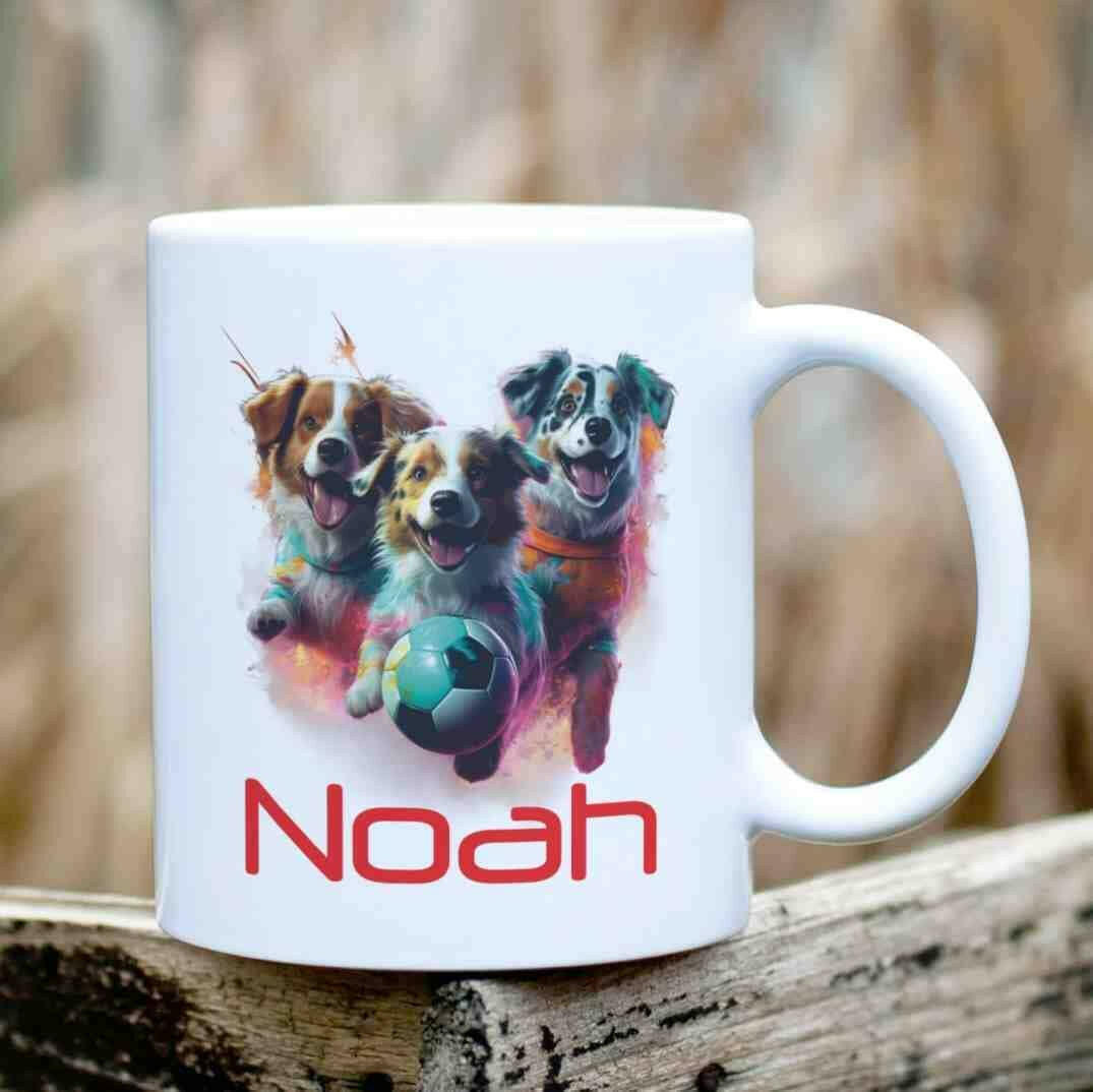Personalisierte Tasse Hunde spielen Fußball.
