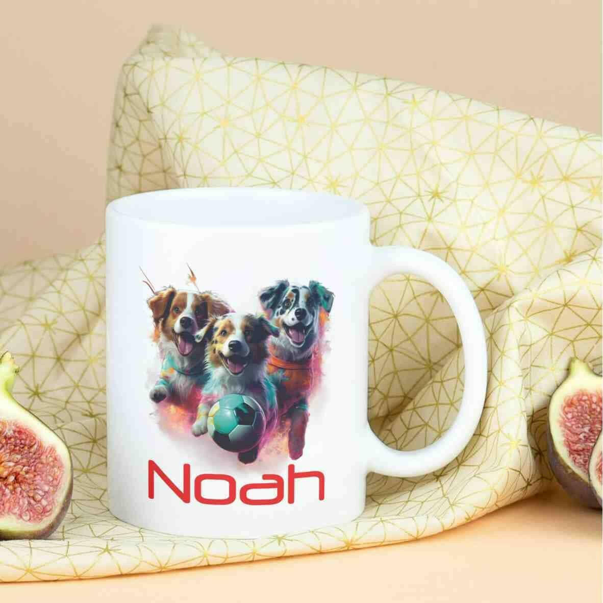 Personalisierte Tasse Hunde spielen Fußball.