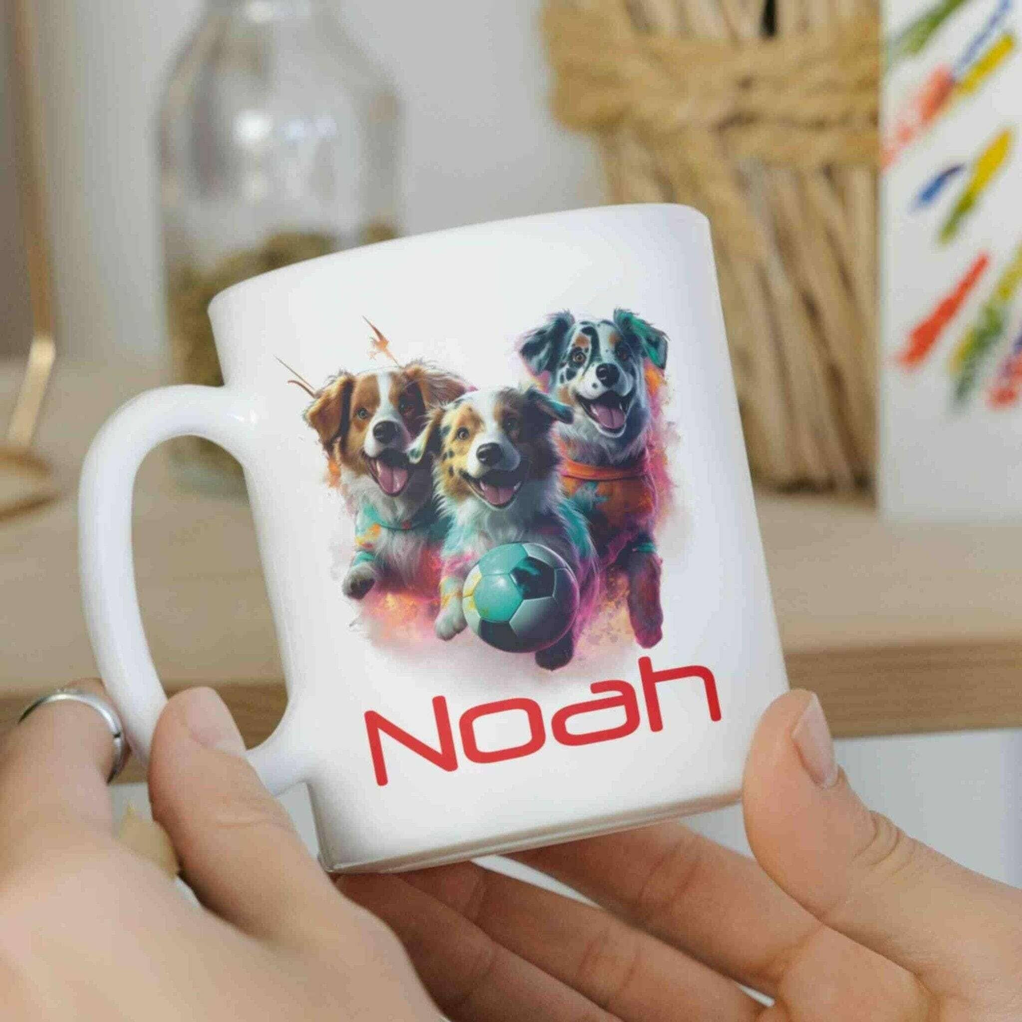 Personalisierte Tasse Hunde spielen Fußball.