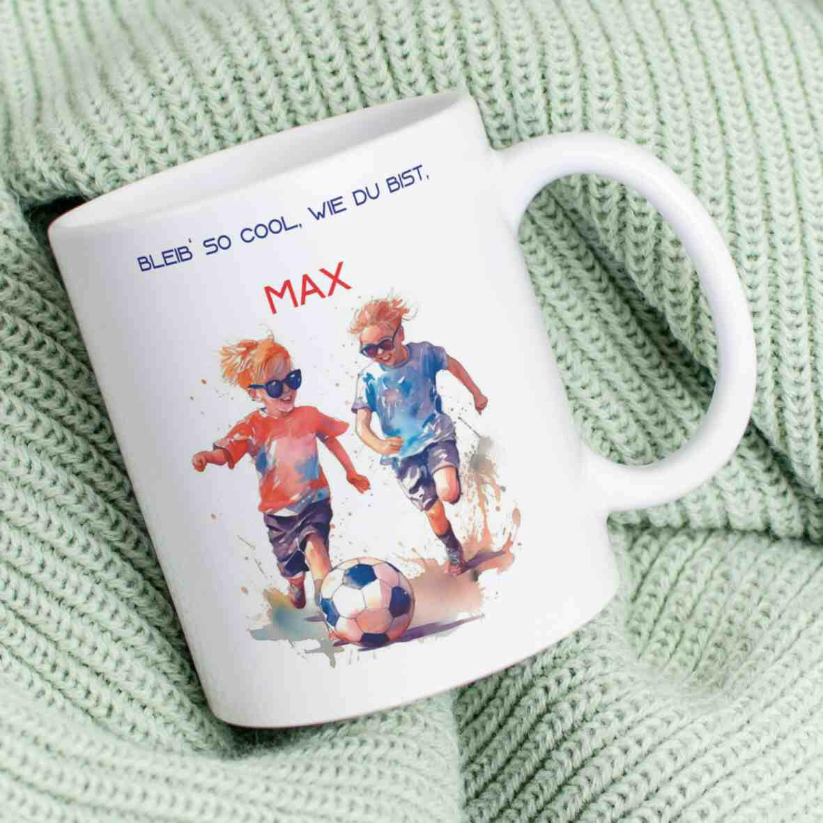 Personalisierte Tasse Kinder spielen Fußball.