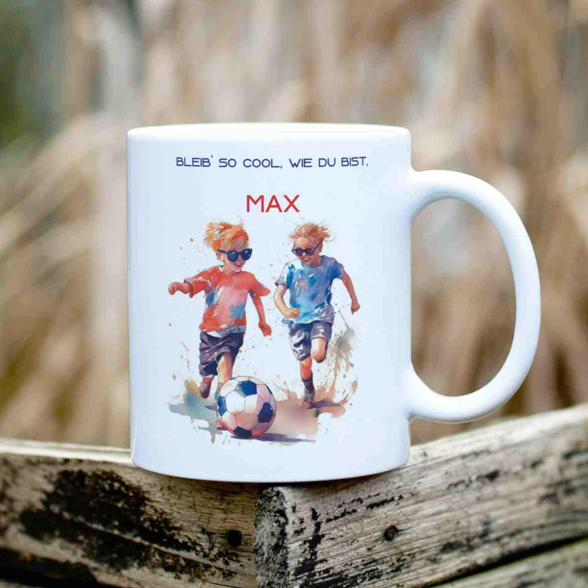 Personalisierte Tasse Kinder spielen Fußball.