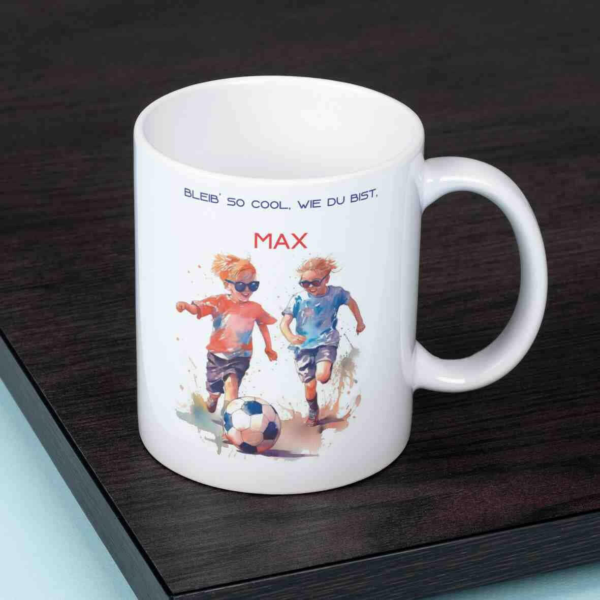 Personalisierte Tasse Kinder spielen Fußball.