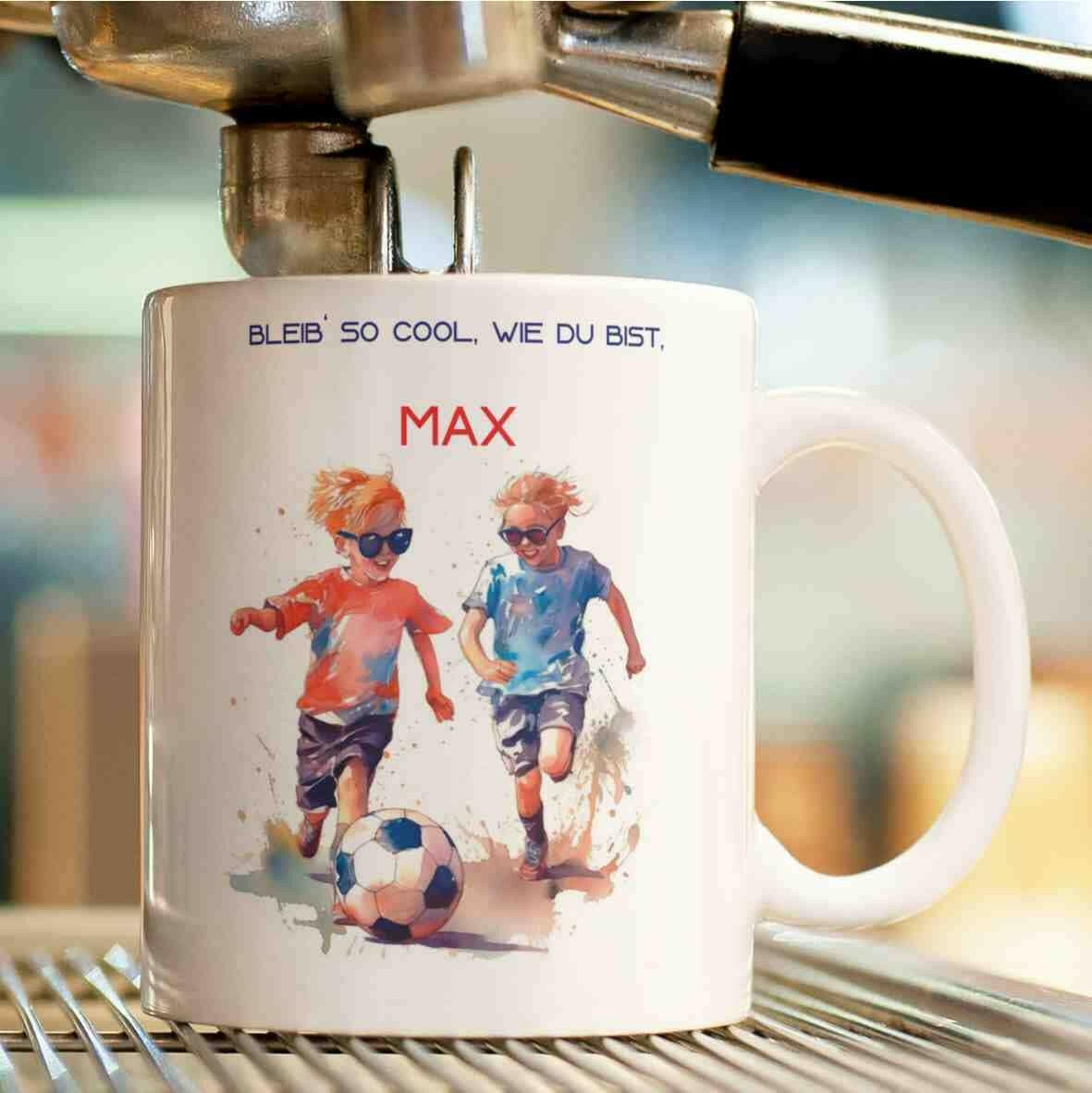 Personalisierte Tasse Kinder spielen Fußball.