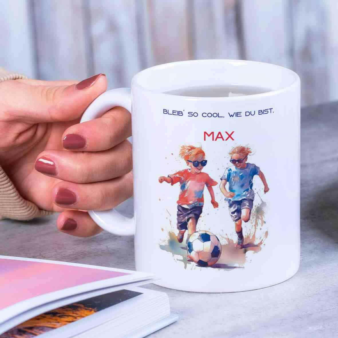 Personalisierte Tasse Kinder spielen Fußball.