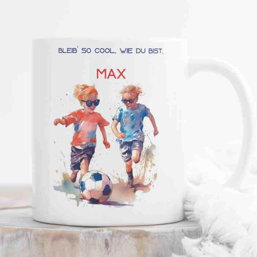 Personalisierte Tasse Kinder spielen Fußball.