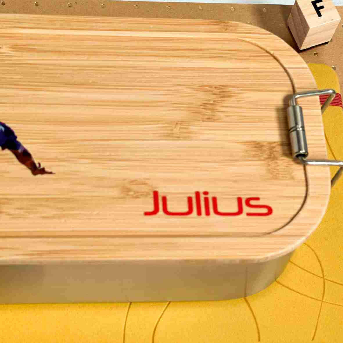 Personalisierte Brotdose Handballspieler, farbig bedruckt - Edelstahl mit Bambusdeckel.