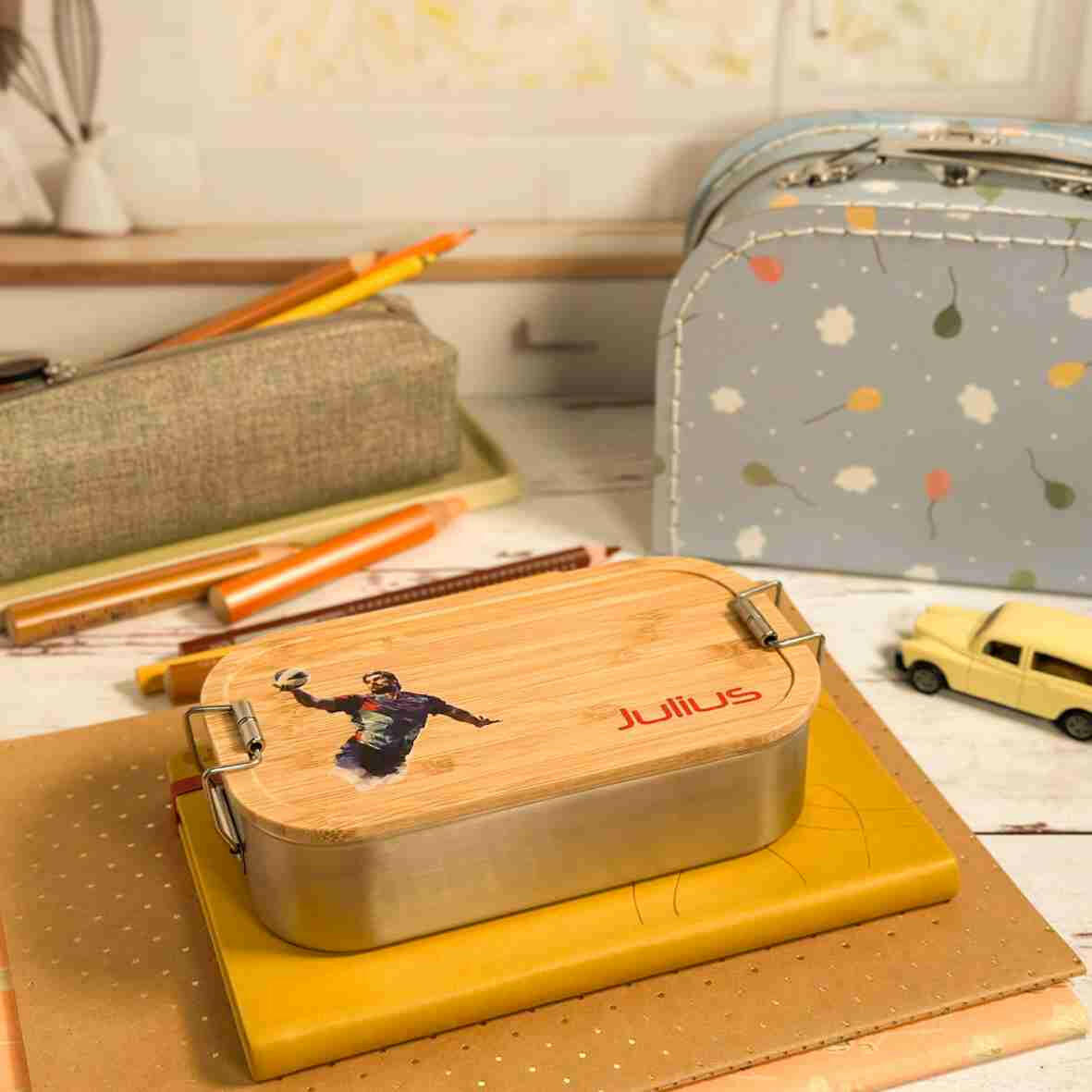 Personalisierte Brotdose Handballspieler, farbig bedruckt - Edelstahl mit Bambusdeckel.