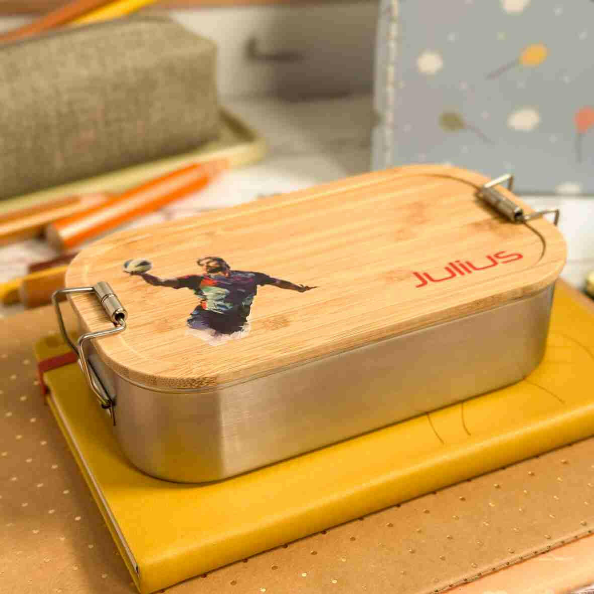 Personalisierte Brotdose Handballspieler, farbig bedruckt - Edelstahl mit Bambusdeckel.