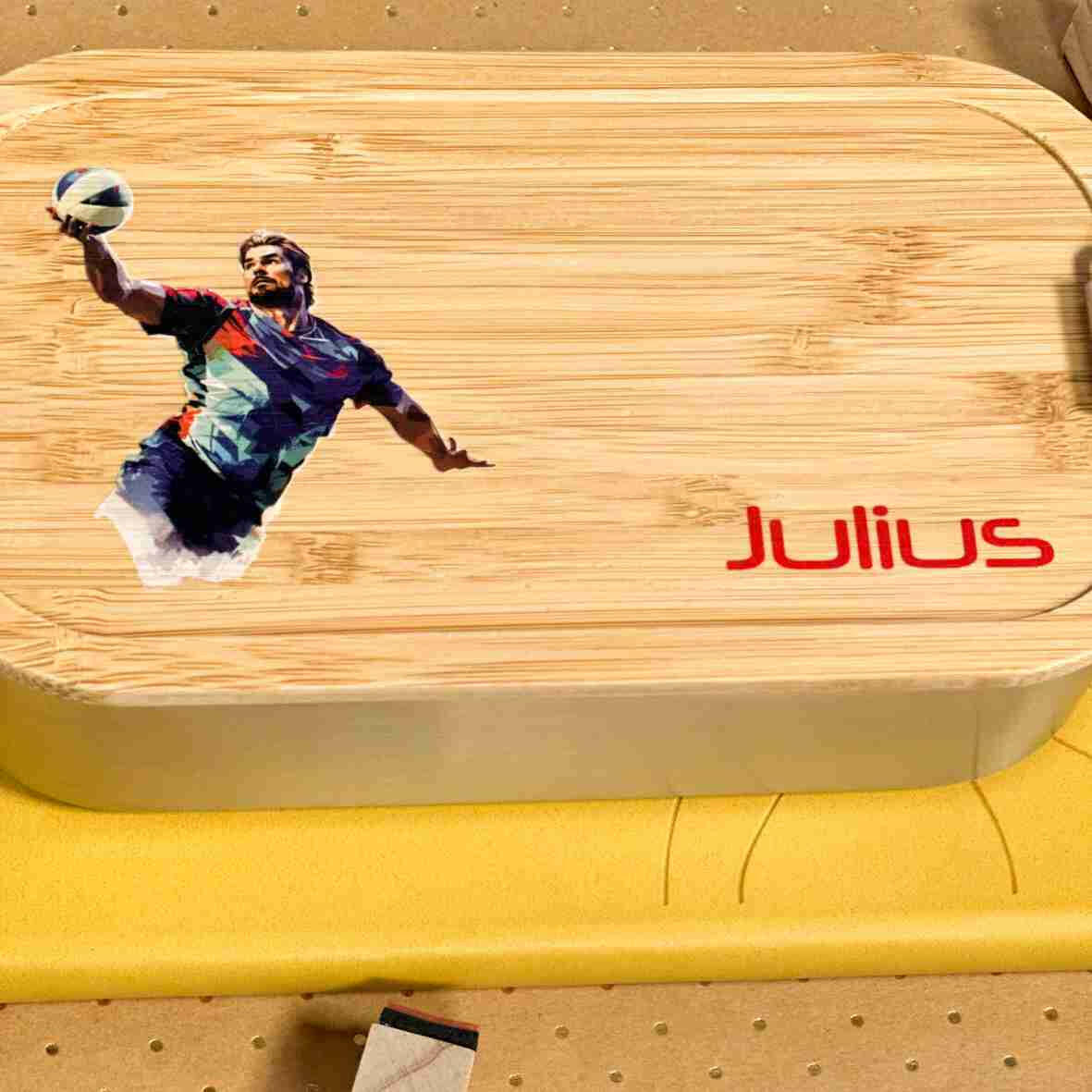 Personalisierte Brotdose Handballspieler, farbig bedruckt - Edelstahl mit Bambusdeckel.