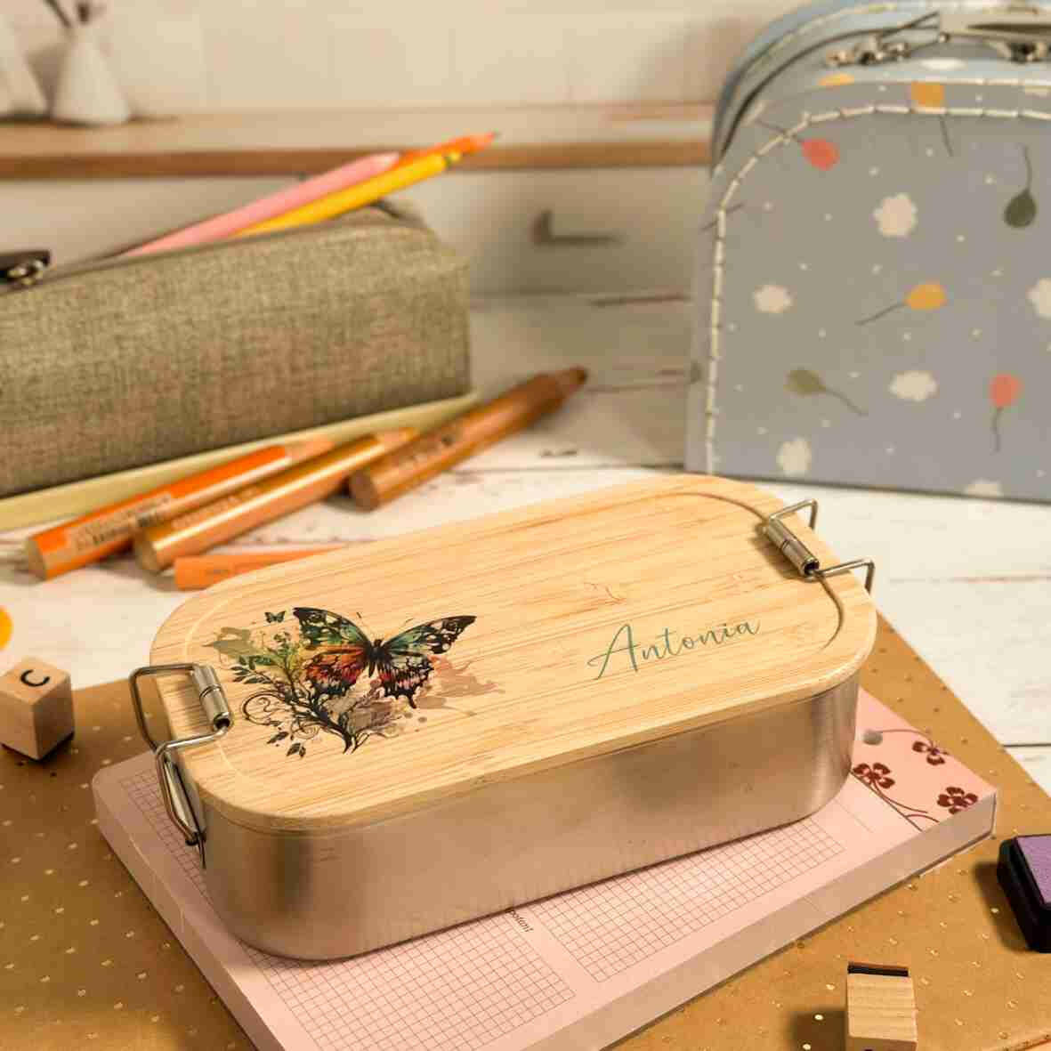 Personalisierte Brotdose Schmetterling, farbig bedruckt - Edelstahl mit Bambusdeckel.