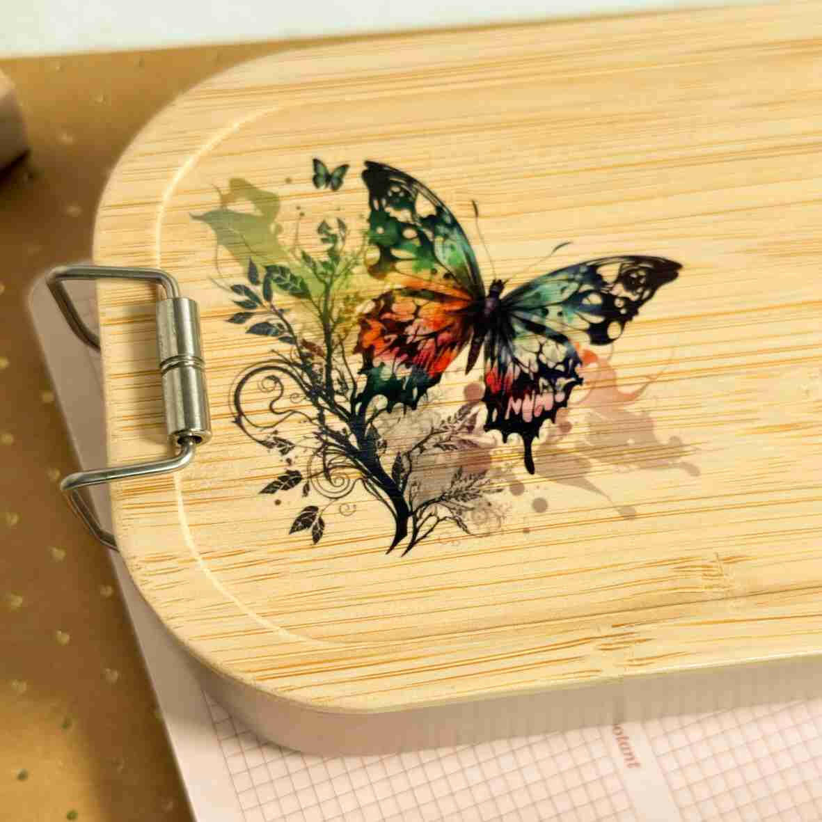 Personalisierte Brotdose Schmetterling, farbig bedruckt - Edelstahl mit Bambusdeckel.