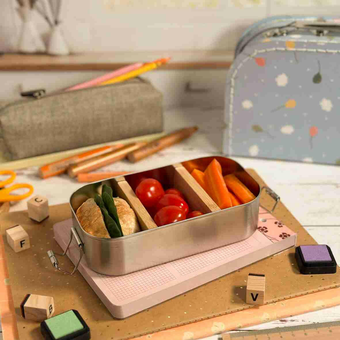 Personalisierte Brotdose Schmetterling, farbig bedruckt - Edelstahl mit Bambusdeckel.