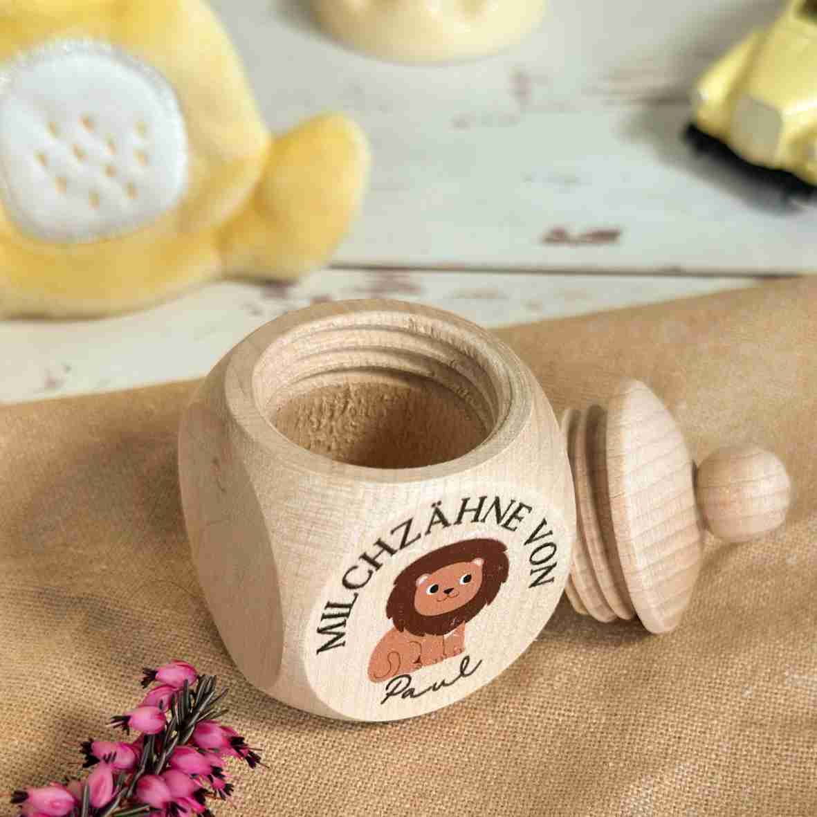 Personalisierte Milchzahndose Löwe aus Holz