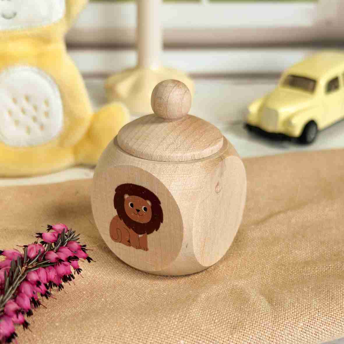 Personalisierte Milchzahndose Löwe aus Holz