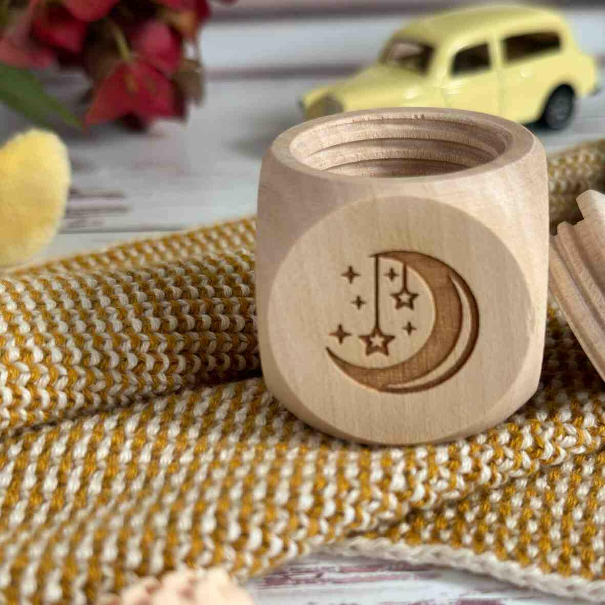 Personalisierte Milchzahndose Mond und Sterne.