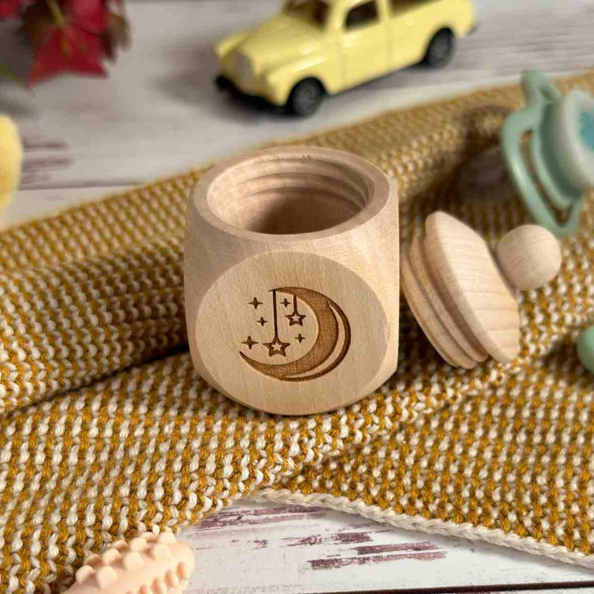 Personalisierte Milchzahndose Mond und Sterne.