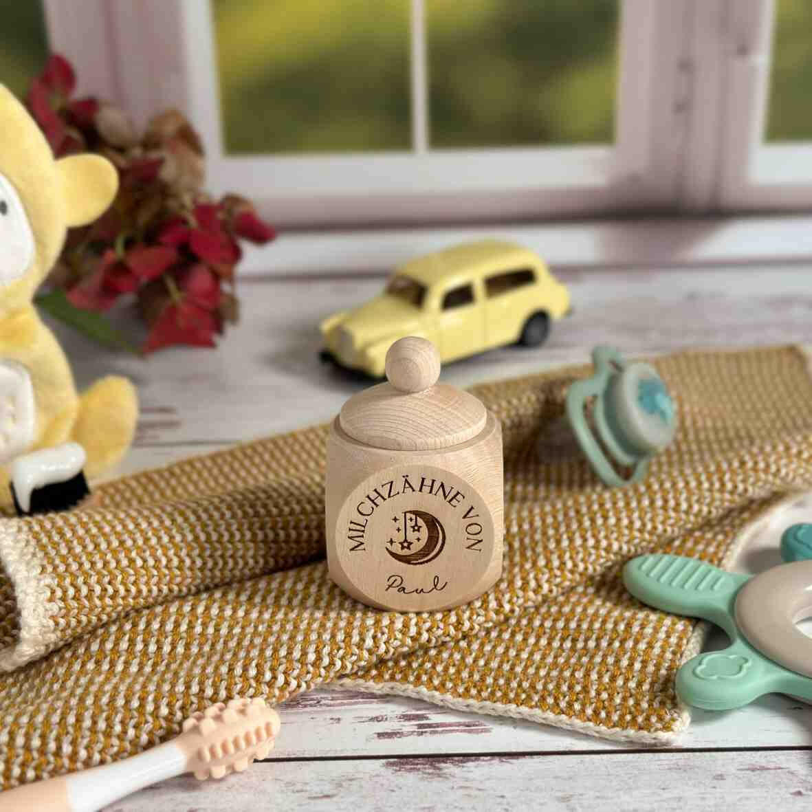 Personalisierte Milchzahndose Mond und Sterne.