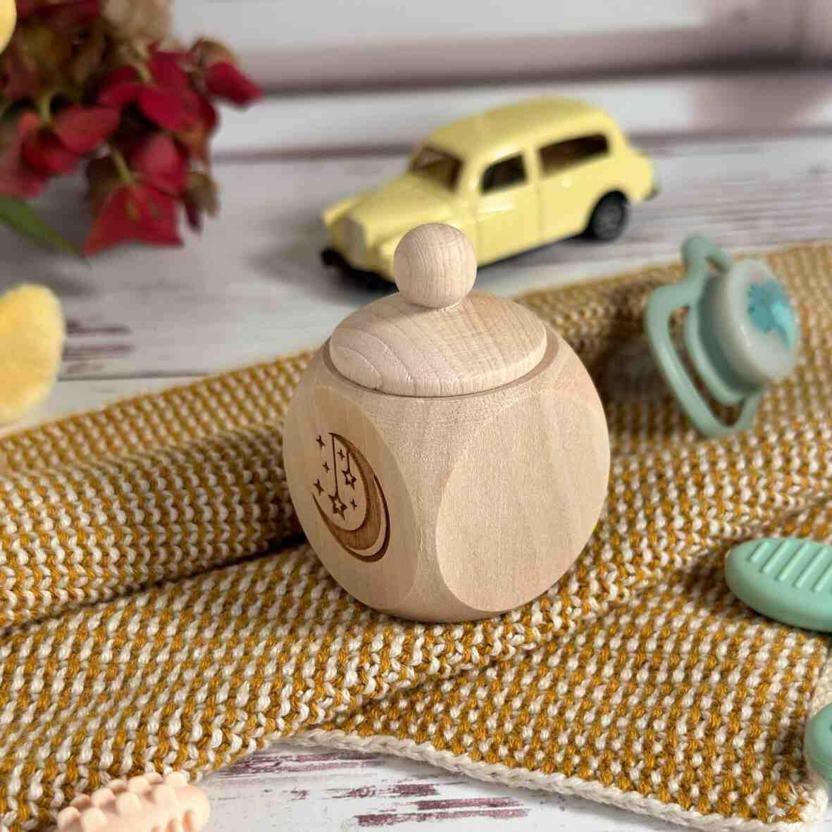 Personalisierte Milchzahndose Mond und Sterne.