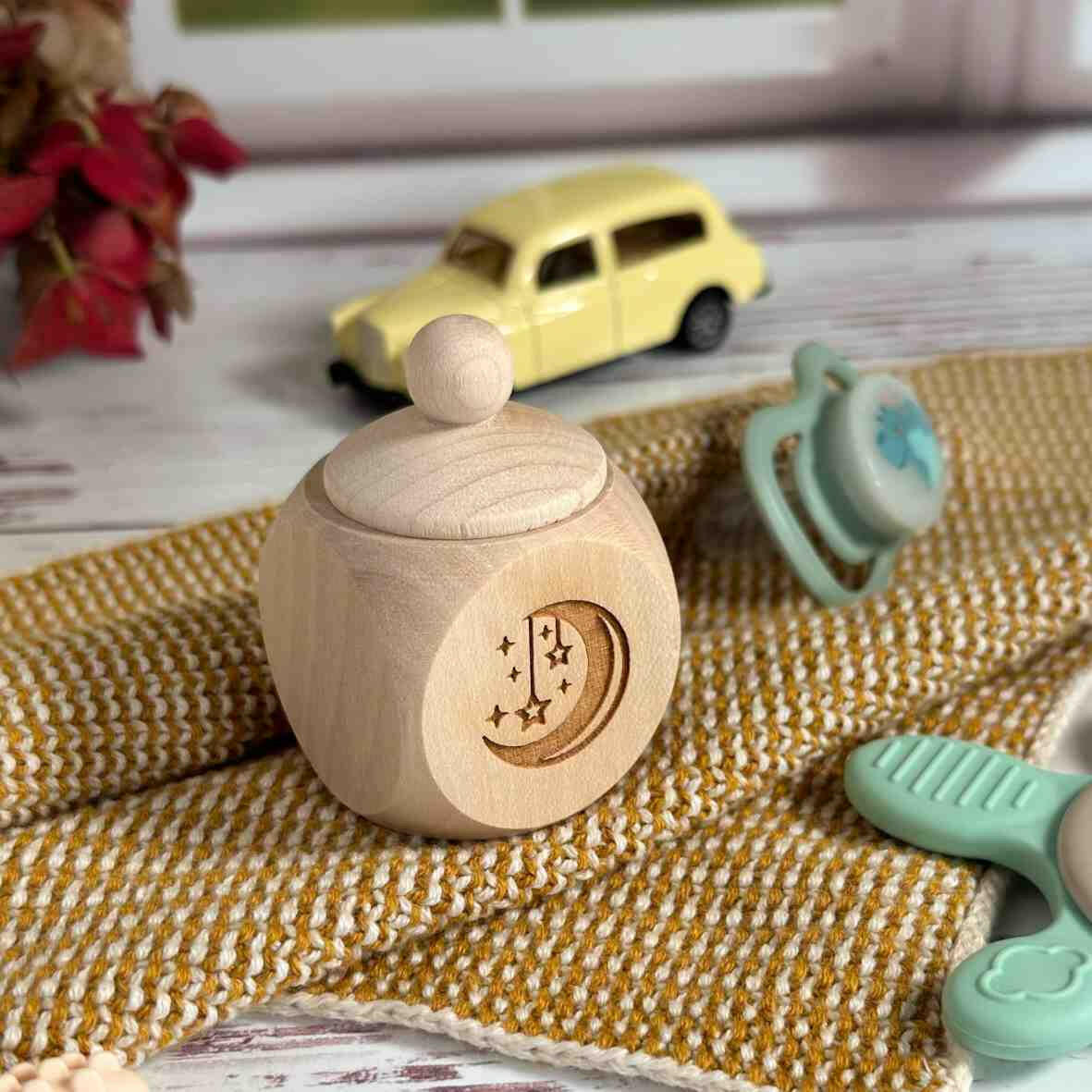 Personalisierte Milchzahndose Mond und Sterne.